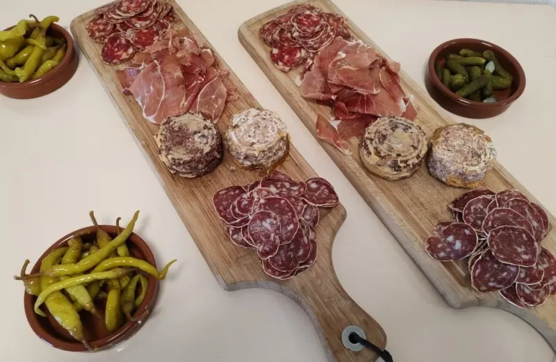 2-planches-de-charcuterie-service-traiteur-L'étape-Arancou 2-planches-de-charcuterie-service-traiteur-L'étape-Arancou